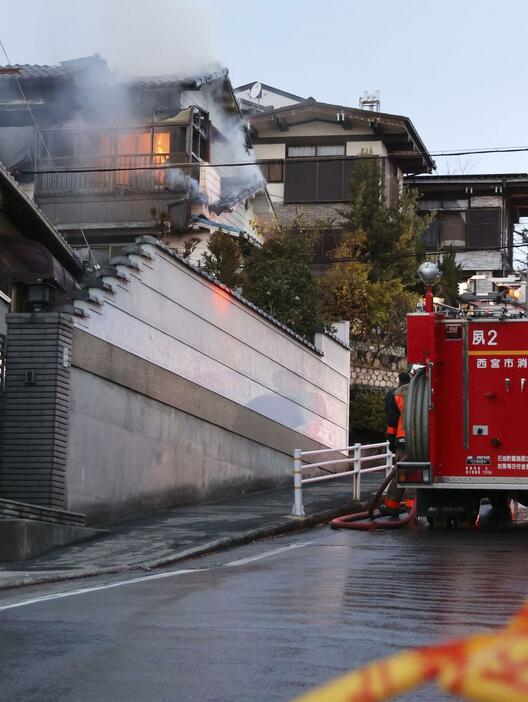 煙が上がる兵庫県西宮市の住宅火災現場＝2日午後5時57分