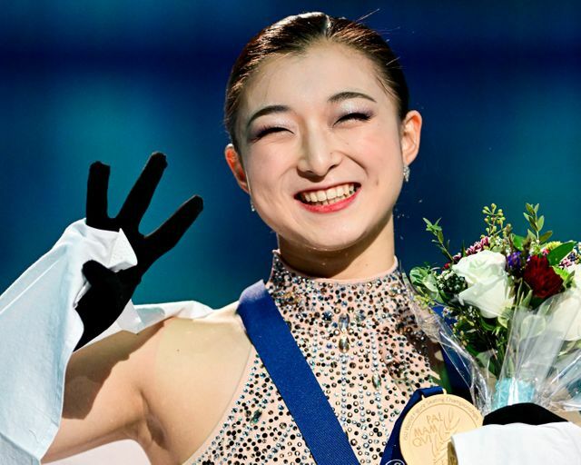 世界選手権3連覇を達成し笑顔の坂本花織選手（写真：アフロ）