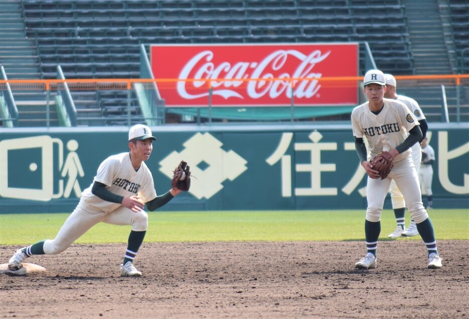 守備の動きを確認する報徳学園の選手たち＝兵庫県西宮市の阪神甲子園球場で２０２４年３月１３日、稲田佳代撮影