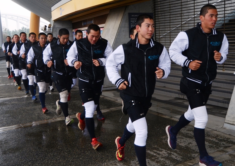 雨のかからない場所で汗を流す山梨学院の選手たち＝大阪市此花区の大阪シティ信用金庫スタジアムで２０２４年３月２３日、佐藤薫撮影