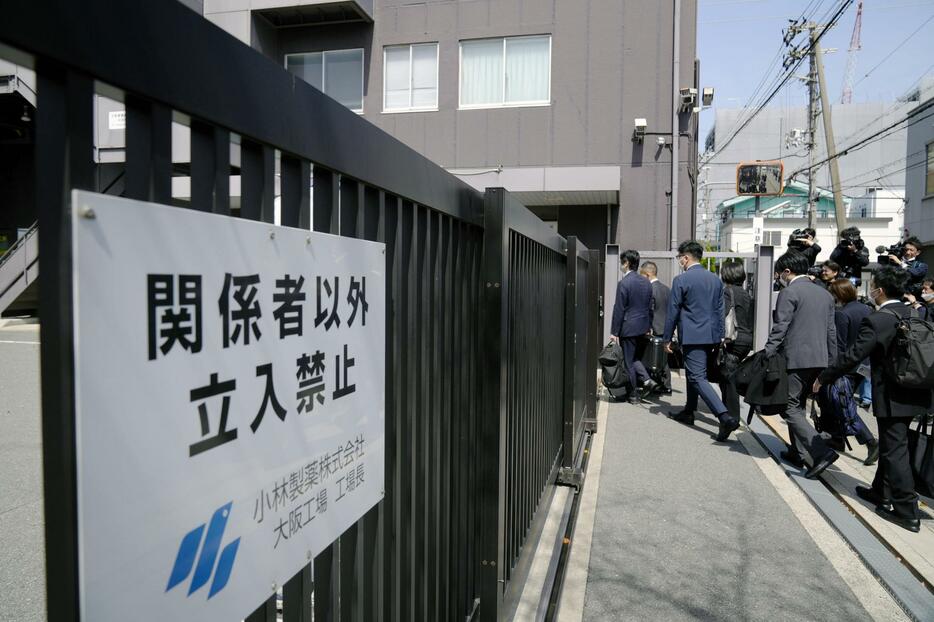 立ち入り検査のため小林製薬の大阪工場に入る厚労省の担当者ら＝30日午前10時56分、大阪市