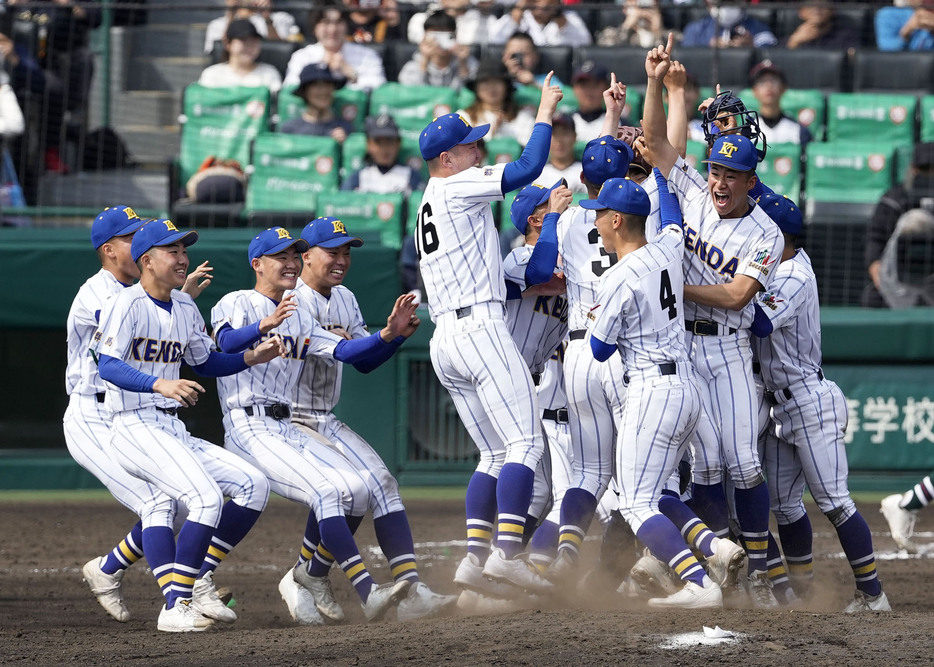 報徳学園を破り、初優勝を果たして喜ぶ健大高崎ナイン＝甲子園