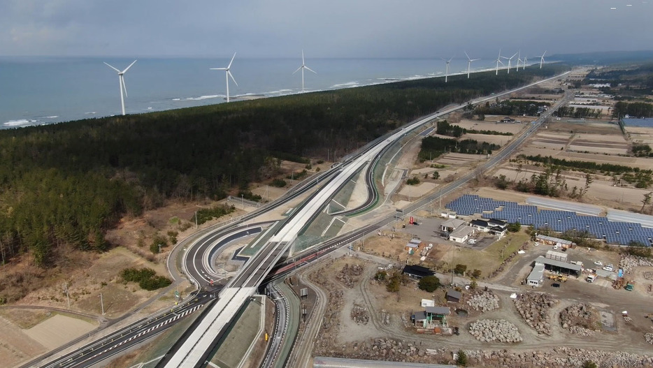 山形県遊佐町で整備された日本海沿岸東北自動車道＝16日（酒田河川国道事務所提供）