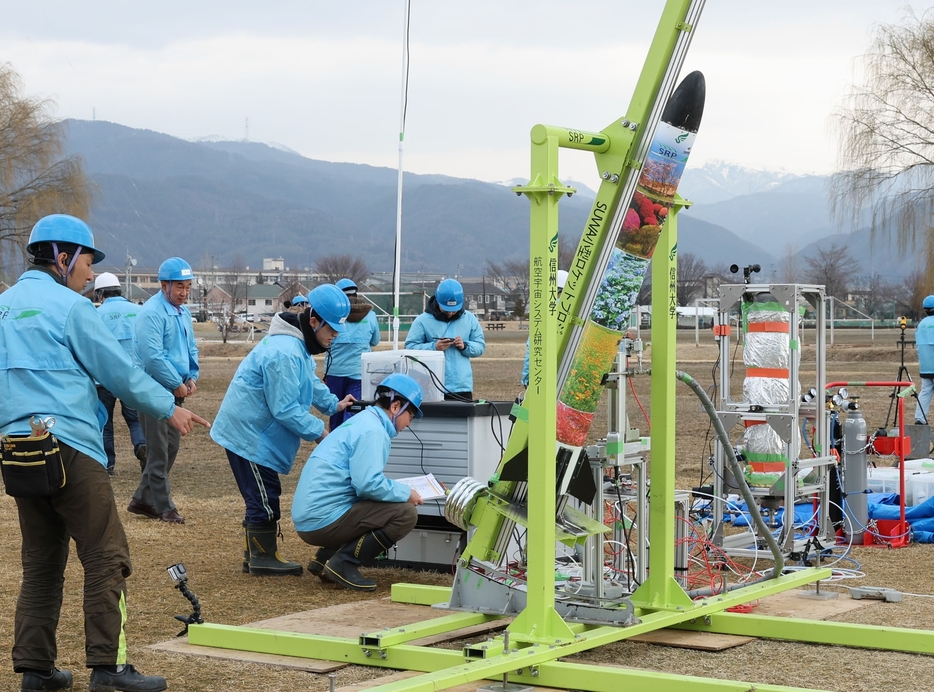 ロケットの発射準備を行う関係者たち