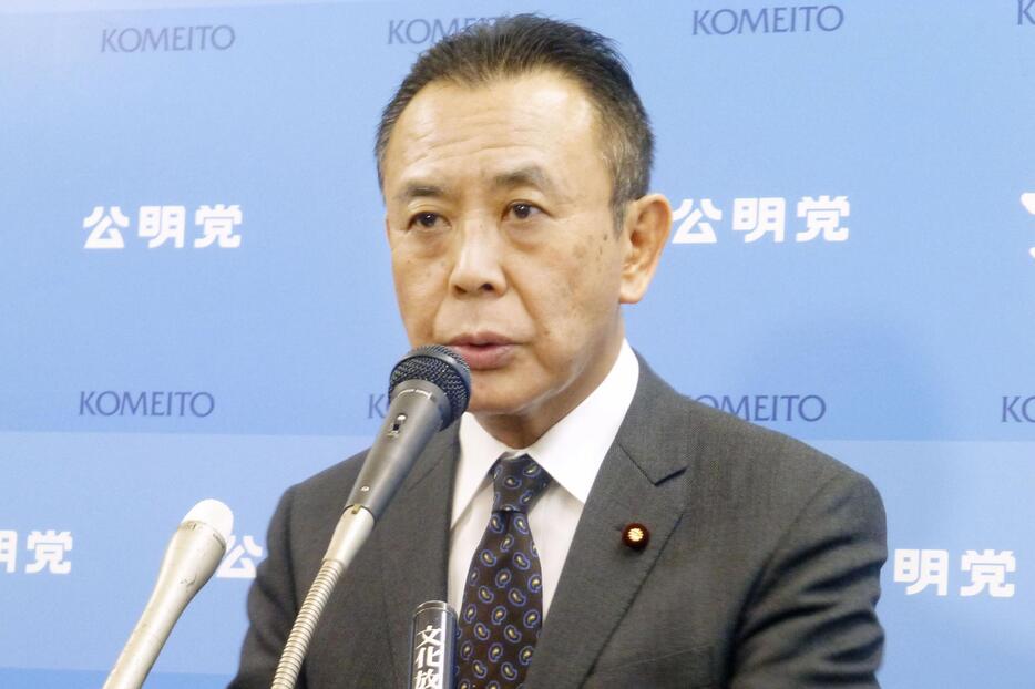 記者会見する公明党の高木政調会長＝6日午後、国会