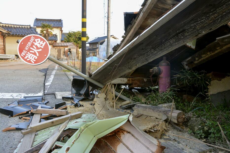 建物の倒壊に巻き込まれた消火栓＝15日午後、石川県珠洲市