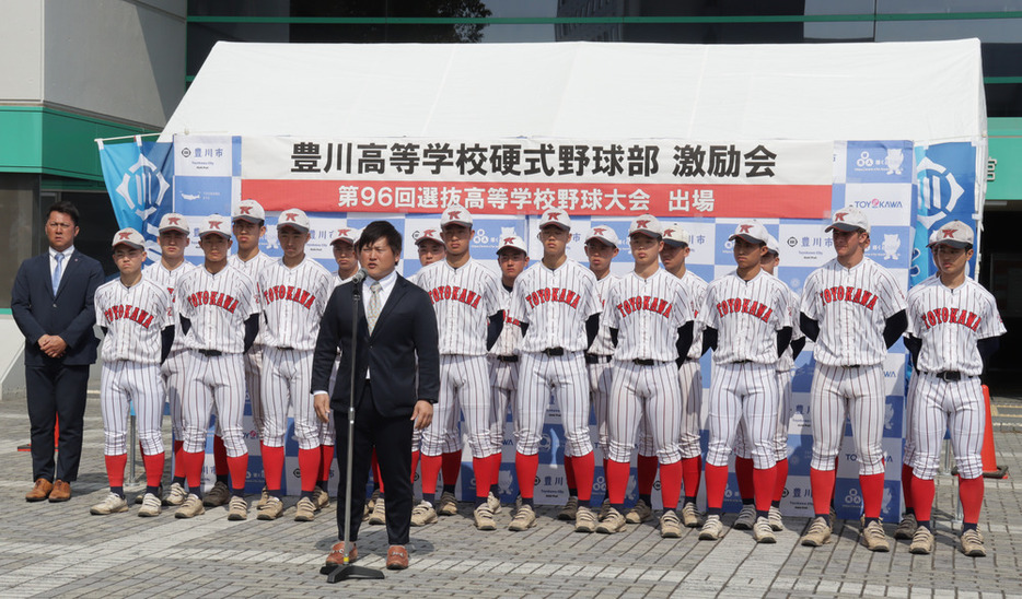 集まった市民を前に、センバツへの決意を語る長谷川裕記監督（写真中央）＝愛知県豊川市で２０２４年３月４日、塚本紘平撮影