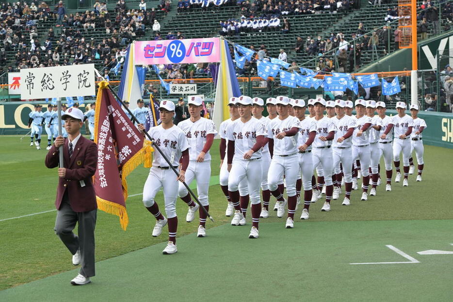 堂々と入場行進する常総学院の選手たち＝阪神甲子園球場で２０２４年３月１８日、山崎一輝撮影