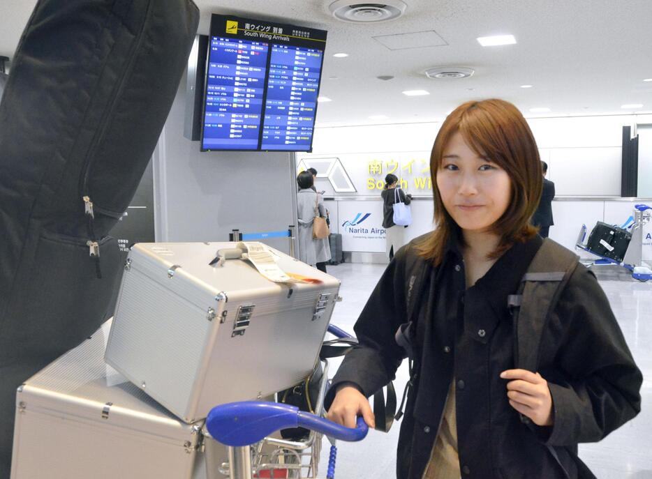 成田空港に帰国して取材に応じるスノーボード女子の村瀬心椛＝26日