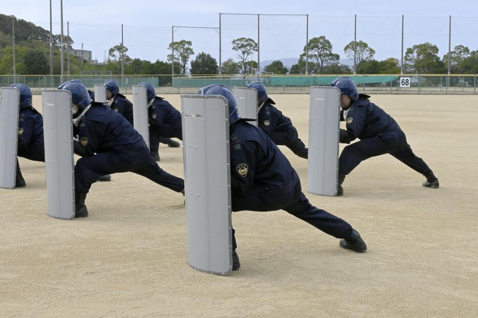 新人刑務官が行う、盾を用いた警備訓練＝2023年11月、高松市