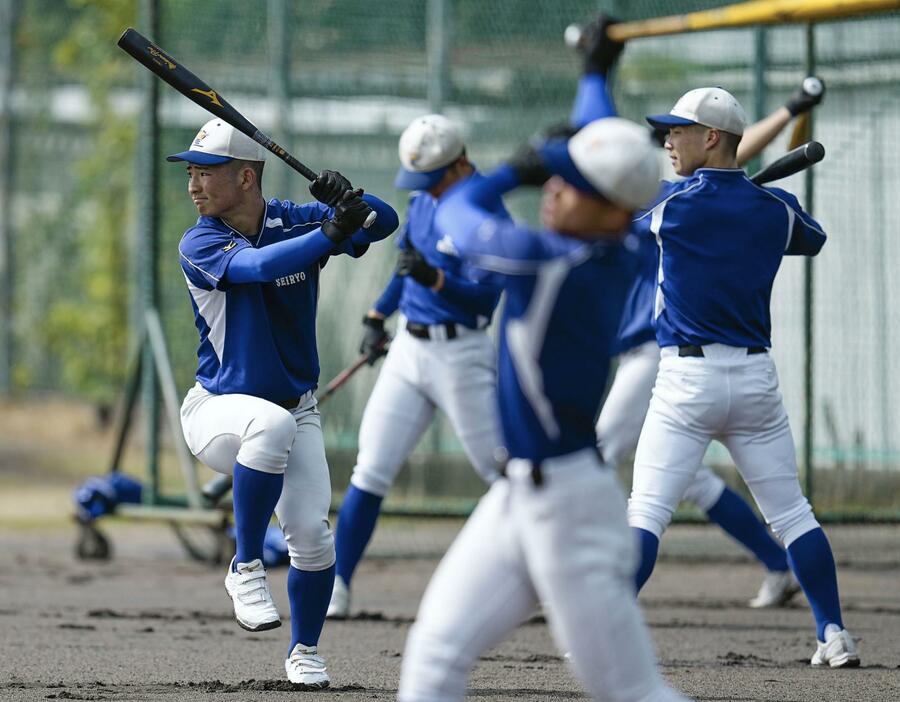 準決勝に向け調整する芦硲（左）ら星稜の選手たち＝兵庫県西宮市