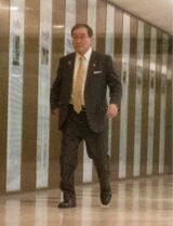 ビルに入る十倉会長