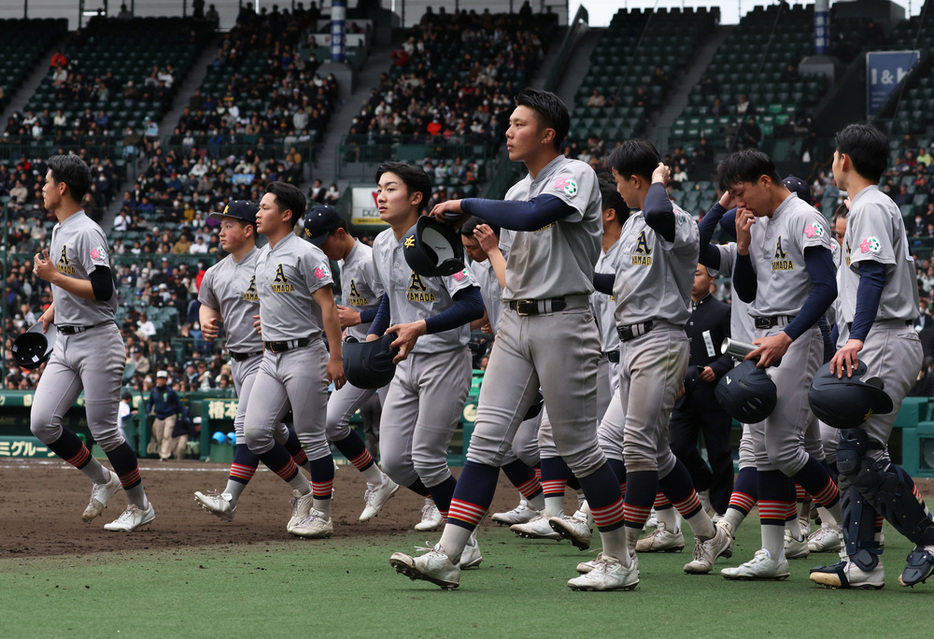 【中央学院―青森山田】試合終了後、アルプス席にあいさつに向かう青森山田の選手たち＝阪神甲子園球場で２０２４年３月２８日、喜屋武真之介撮影