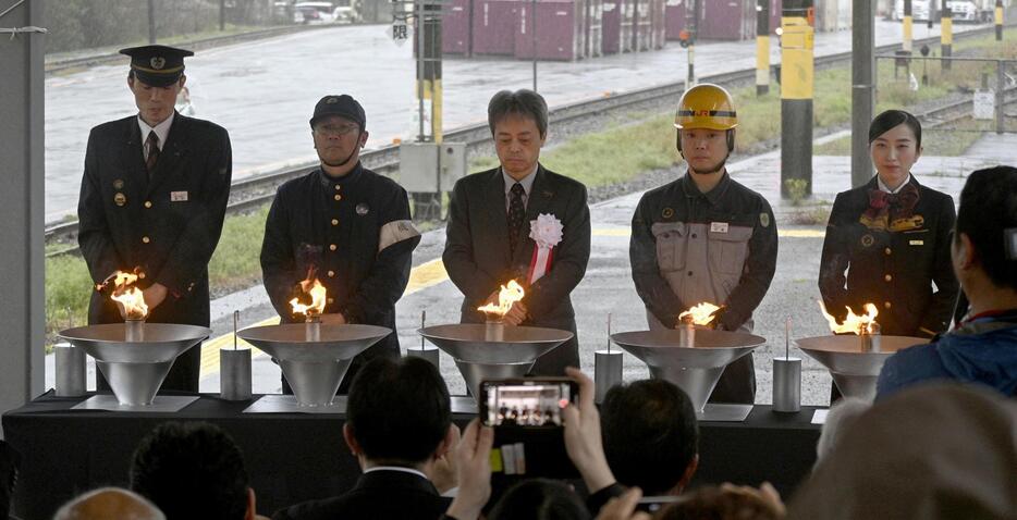 JR八代駅で開かれた、観光列車「SL人吉」をけん引した蒸気機関車「8620形58654号機」の火消し式＝24日午前、熊本県八代市