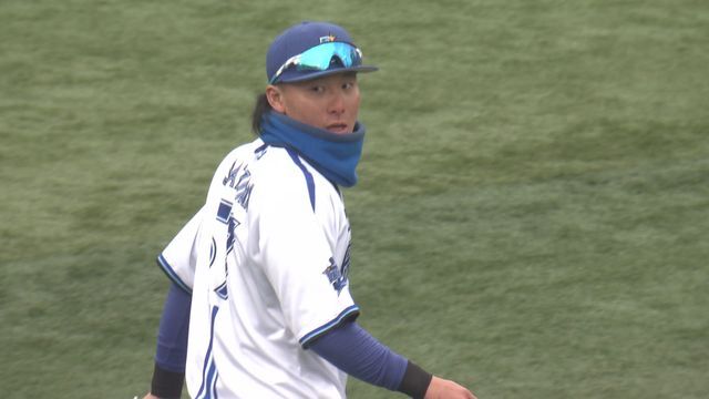 “レーザービーム”でロッテの和田康士朗選手をホームでアウトにしたDeNA・東妻純平選手