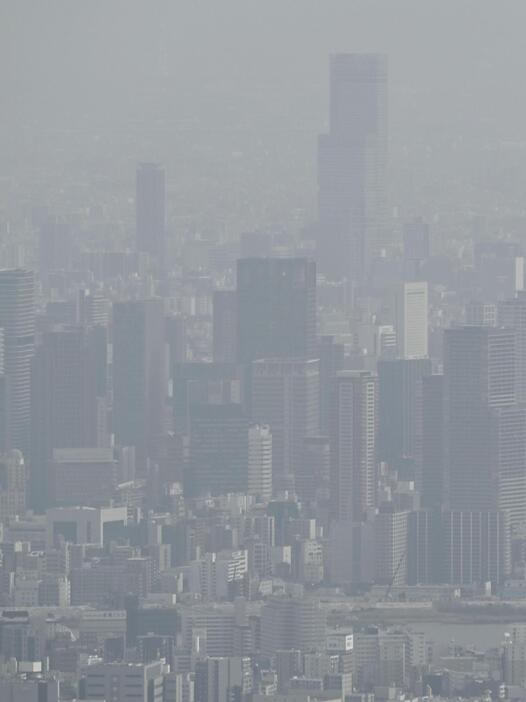 黄砂が観測され、かすむ大阪市内。右奥はあべのハルカス＝30日午後2時17分（共同通信社ヘリから）