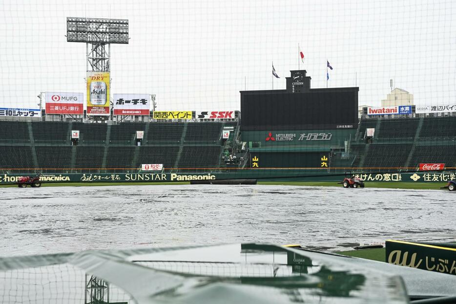 2日連続天候不良で選抜高校野球大会第6日が順延となった甲子園球場＝24日