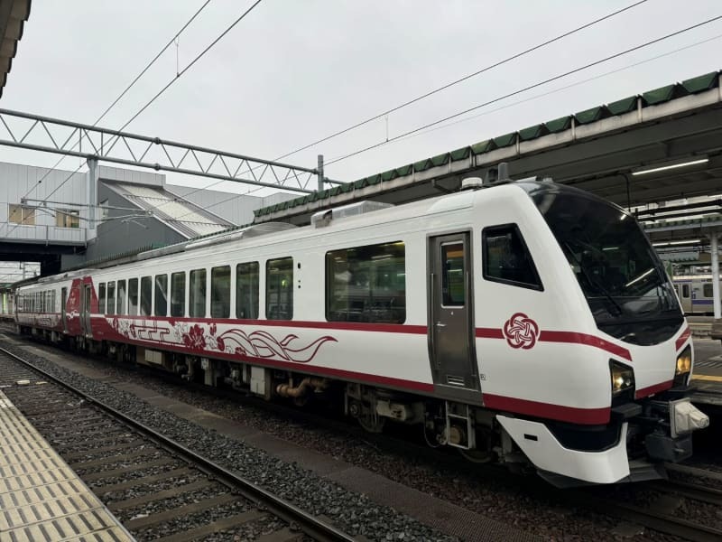 盛岡駅ホームで発車を待つ「ひなび」