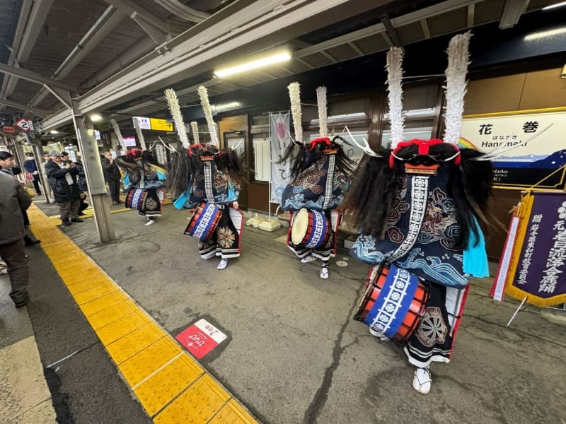 シカの角を付けた「鹿踊」の演舞＝花巻駅