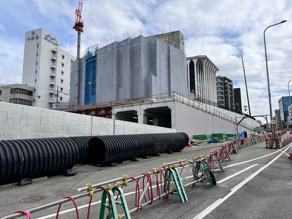 ［写真］線路は坂の途中から地下へ