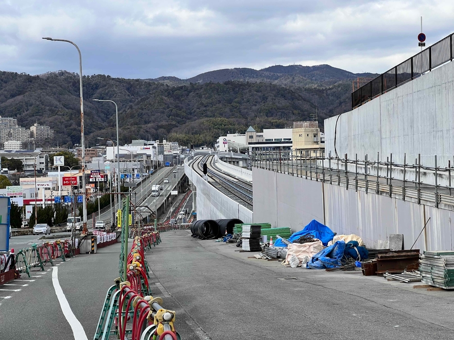 ［写真］南側から箕面萱野駅を望む。その奥には箕面市の3分の2を占める山間部（撮影：具志堅浩二）