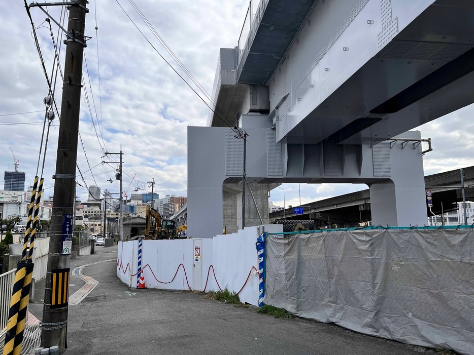 ［写真］箕面萱野駅から高架沿いに南下