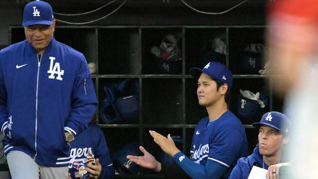 OP戦でのロバーツ監督(左)と大谷翔平選手（右）【写真:USA TODAY Sports/ロイター/アフロ】