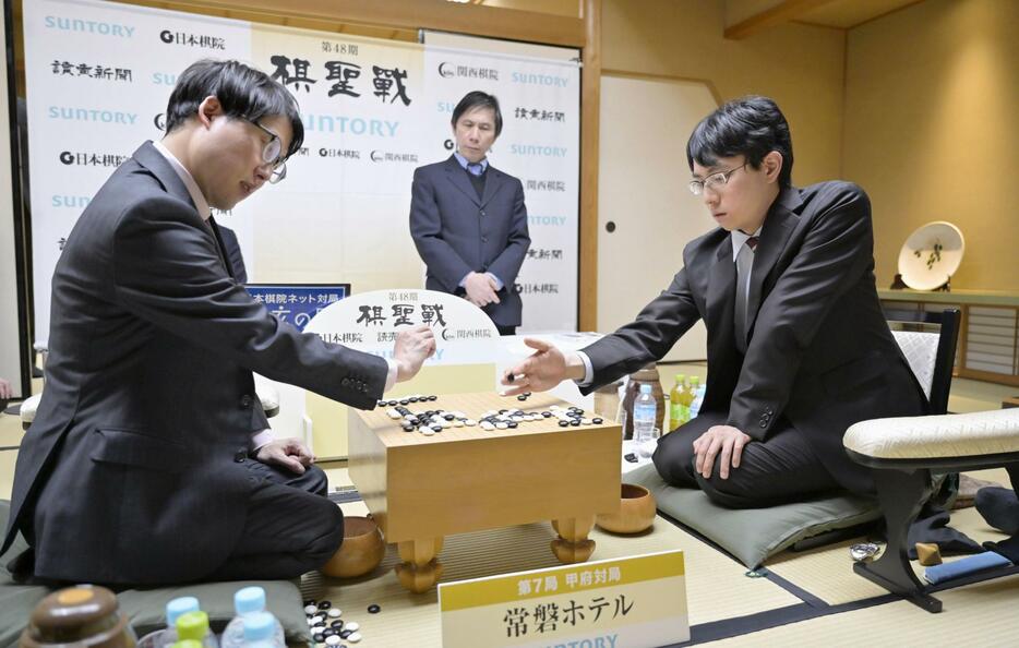 囲碁の第48期棋聖戦7番勝負の第7局で井山裕太二冠（左）に勝利し、対局を振り返る一力遼棋聖＝8日午後、甲府市