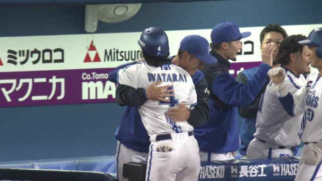 度会隆輝がHR後に京田陽太と抱擁