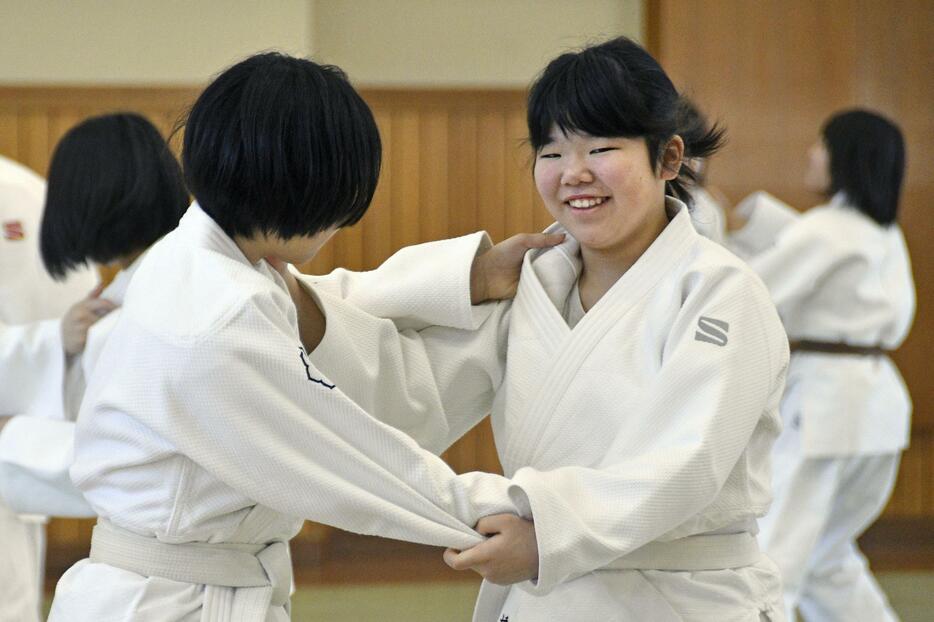 柔道の交流合宿で練習する能登半島地震の被災地から参加した子どもたち＝27日、東京都文京区の講道館