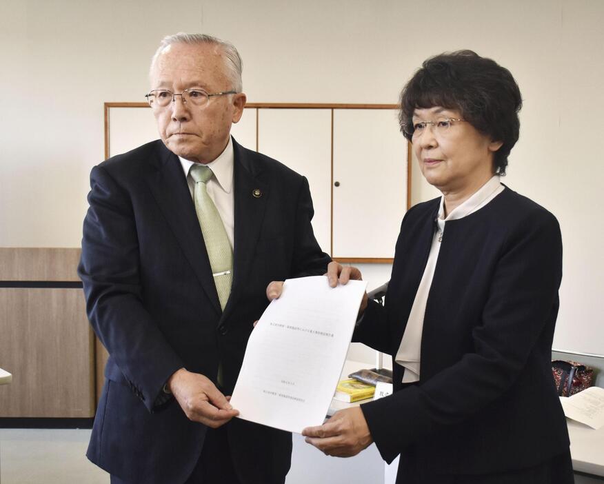 静岡県牧之原市の杉本基久雄市長（左）に報告書を手渡す第三者委の永倉みゆき委員長＝29日午後、牧之原市役所