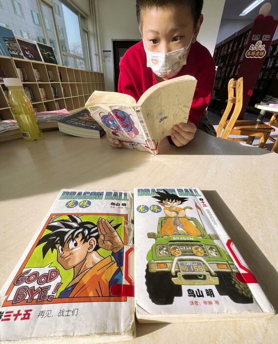 北京市内の図書館で、中国語に翻訳された鳥山明さんの代表作「ドラゴンボール」を読む子ども＝8日（共同）