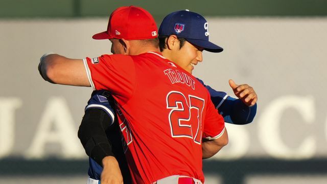 古巣・エンゼルスとの初対戦で、盟友のマイク・トラウト選手とハグを見せた大谷翔平選手(写真：日刊スポーツ/アフロ)