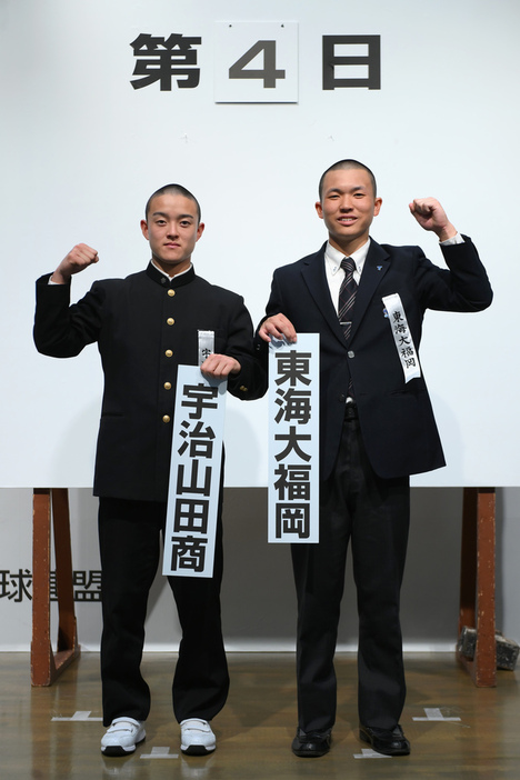 対戦が決まり健闘を誓う宇治山田商の伊藤大惺主将（左）と東海大福岡の井上和翔主将＝久保玲撮影