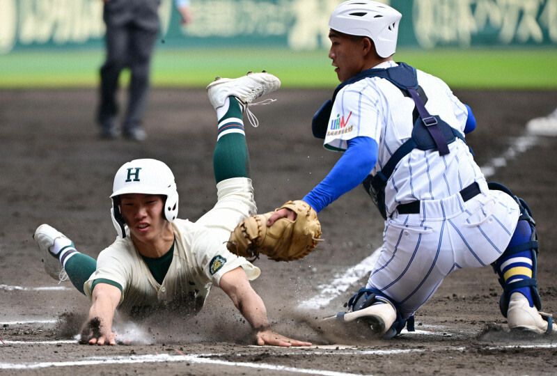 【報徳学園－健大高崎】六回表報徳学園1死二、三塁、辻本の内野ゴロの間に三塁走者の安井が本塁を狙うもタッチアウト（捕手・箱山）＝阪神甲子園球場で2024年3月31日、北山夏帆撮影