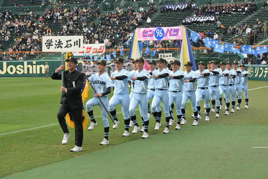 堂々と入場行進する学法石川の選手たち＝阪神甲子園球場で２０２４年３月１８日、山崎一輝撮影