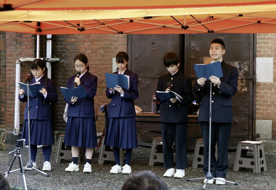 広島市の被爆建物「旧広島陸軍被服支廠倉庫施設」で原爆詩人・峠三吉の作品を朗読する中学生＝24日午前