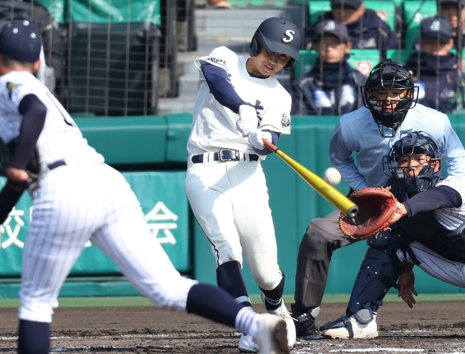 【創志学園―別海】三回表創志学園２死、杉山が二塁打を放つ＝兵庫県西宮市の阪神甲子園球場で、滝川大貴撮影