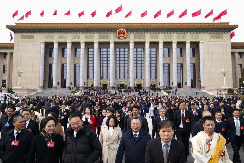 中国全人代の予備会議のため、北京の人民大会堂を訪れた代表ら＝4日（共同）