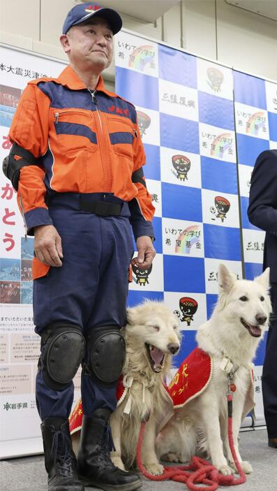 災害救助犬の（右から）「さち」「ゆき」とハンドラーの佐々木光義さん＝12日午後、岩手県庁