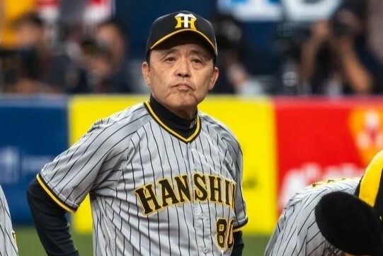 阪神の4失策に岡田監督はベンチで険しい表情を見せていた。写真：野口航志