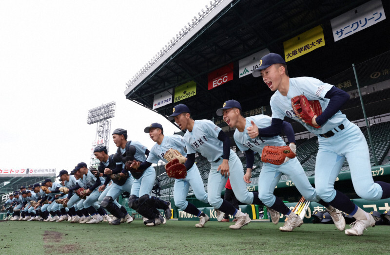 グラウンドに駆け出す近江の選手たち＝阪神甲子園球場で2024年3月13日、中川祐一撮影