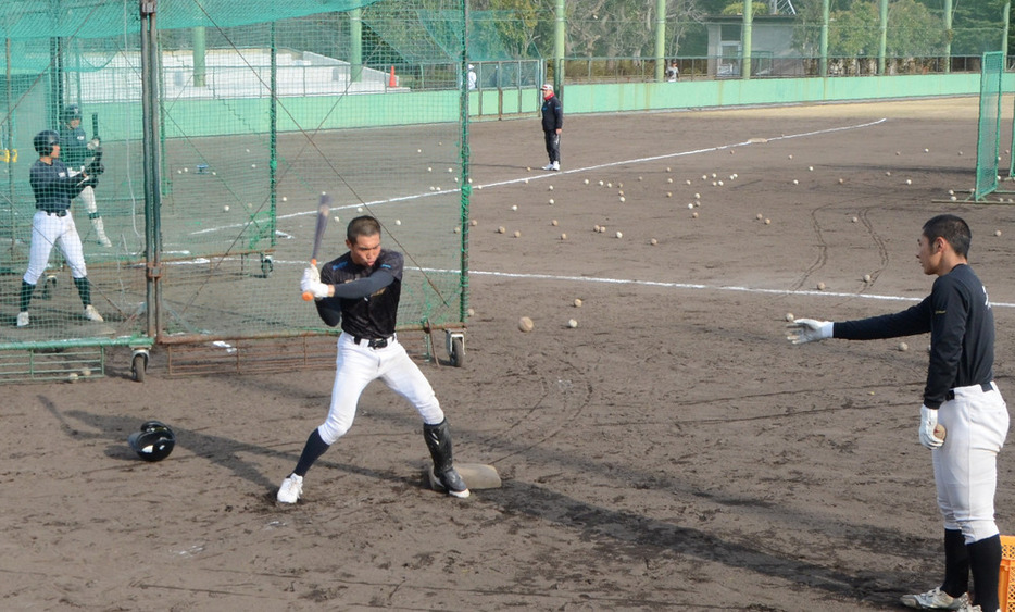 ２回戦に向けて打撃練習をする山梨学院の選手たち＝兵庫県西宮市で２０２４年３月２２日、佐藤薫撮影