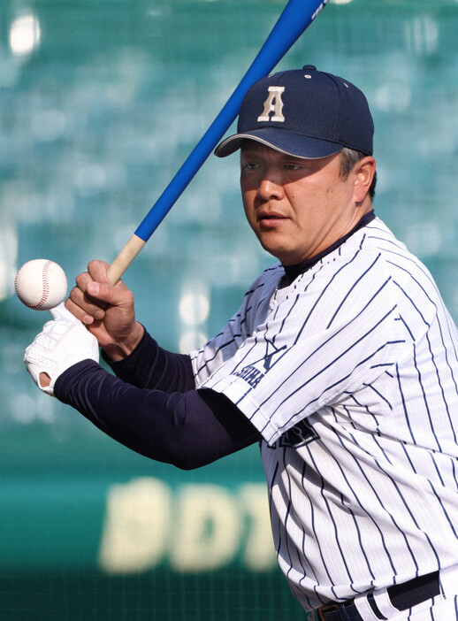 甲子園練習で選手にノックする阿南光の高橋徳監督＝阪神甲子園球場で2024年3月14日、滝川大貴撮影