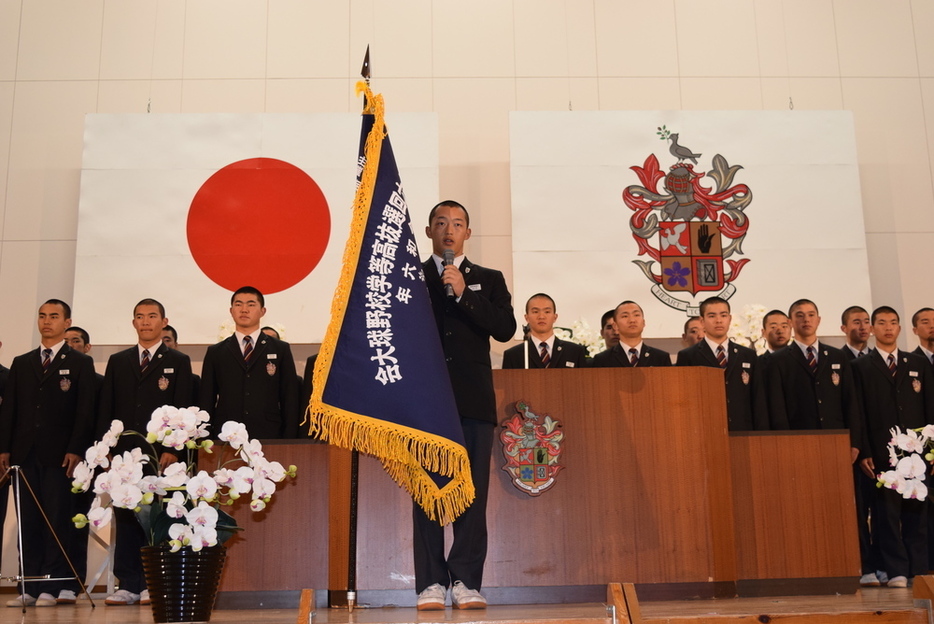 選抜旗を手に抱負を語る川下主将