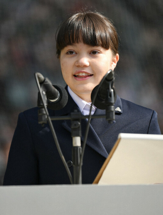 開会式で入場行進の司会を務める古賀美希さん＝阪神甲子園球場で2024年3月18日、久保玲撮影