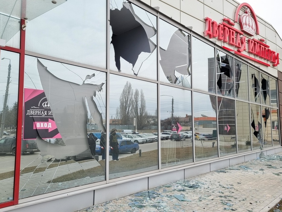 ロシア西部ベルゴロド州でウクライナ側からの攻撃で損傷した店舗＝14日（タス＝共同）