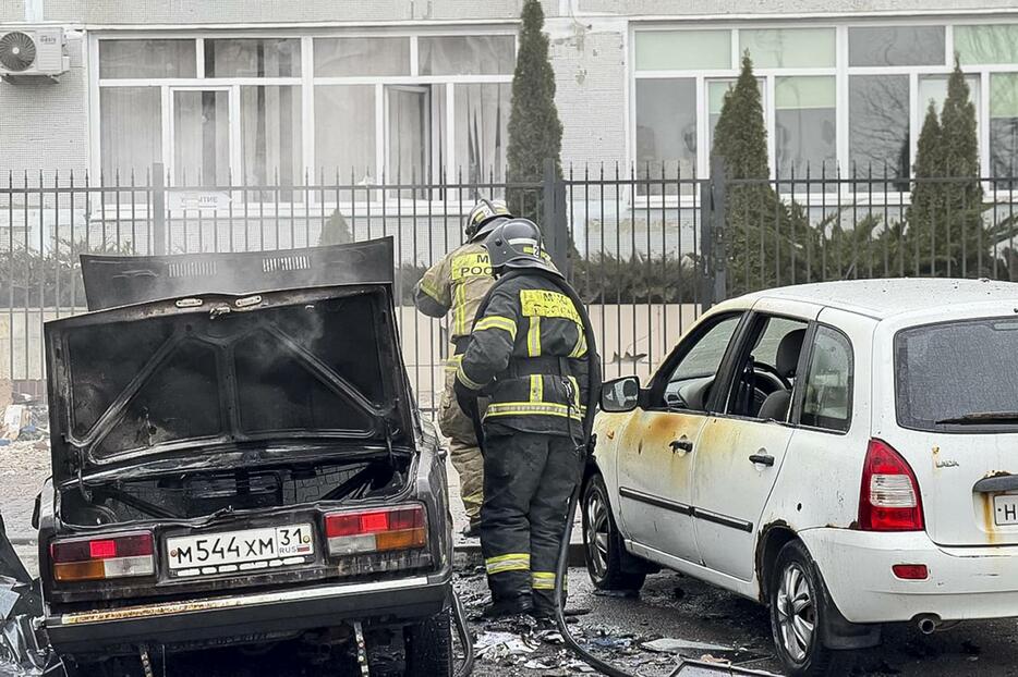 ロシア・ベルゴロドで、ウクライナ側の攻撃によって破壊された車両近くで作業する人たち＝16日（ベルゴロド州知事の通信アプリから・AP＝共同）