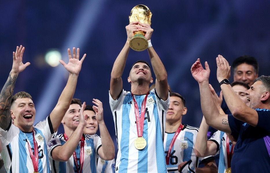 カタール・ワールドカップでも3試合に出場していたアルゼンチン代表MFエセキエル・パラシオス(中央)