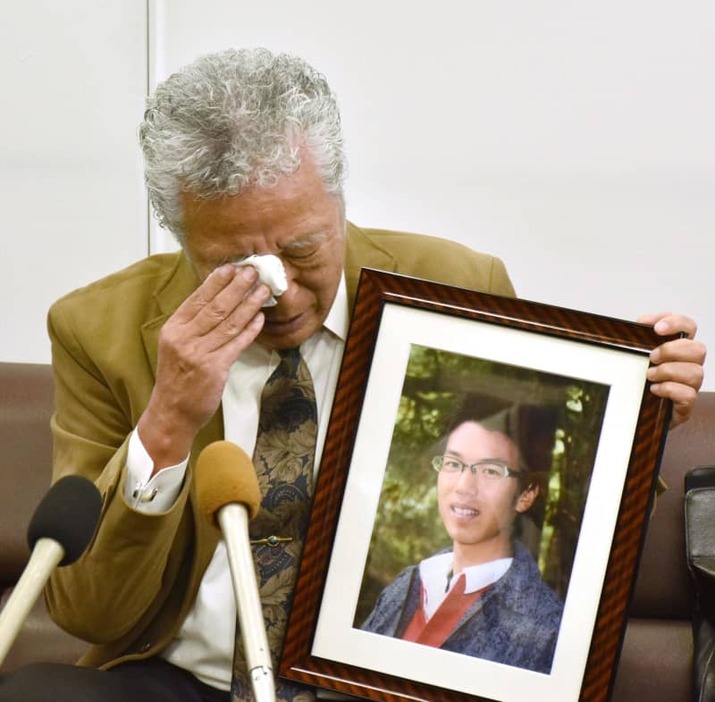 亡くなった木戸大地さんの遺影を手に、記者会見する父の一仁さん＝２０１７年１０月、広島市